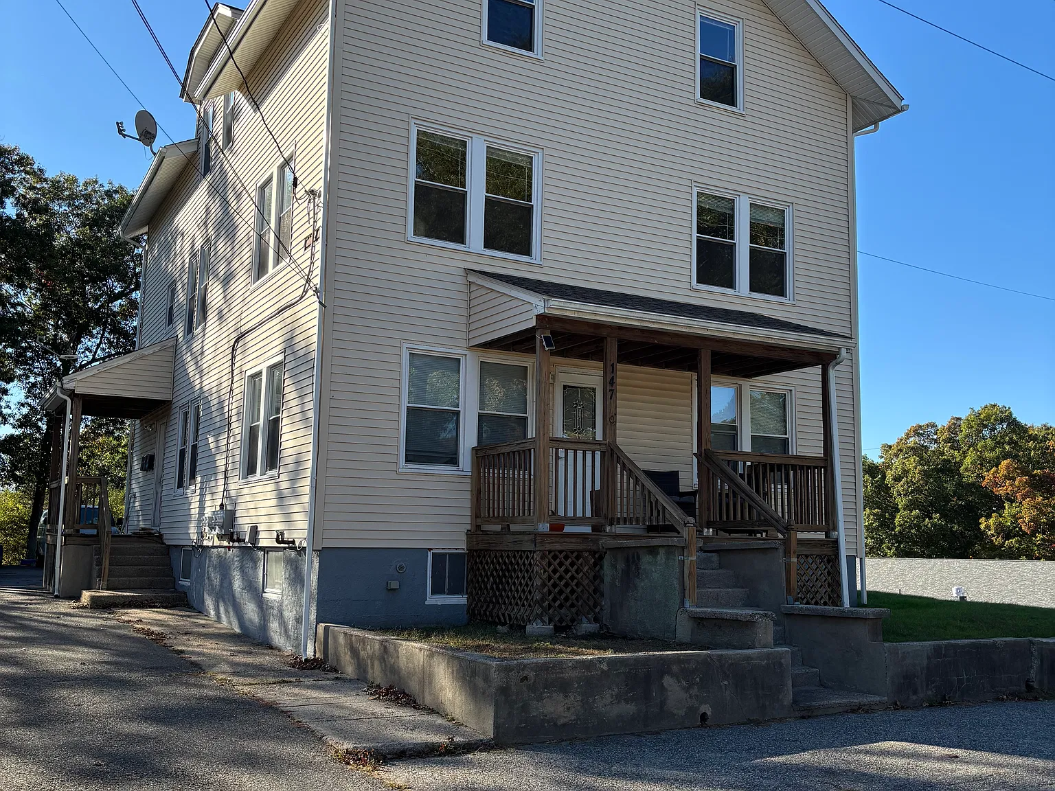 147 Louise St — Photo 1