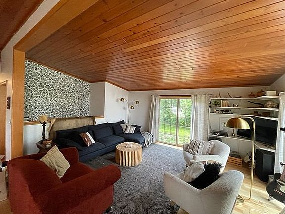 4th image of 39075 Walker Lake Dr