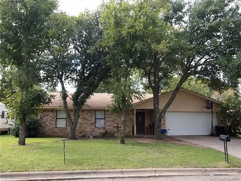 1360 Inglewood Dr — Photo 1