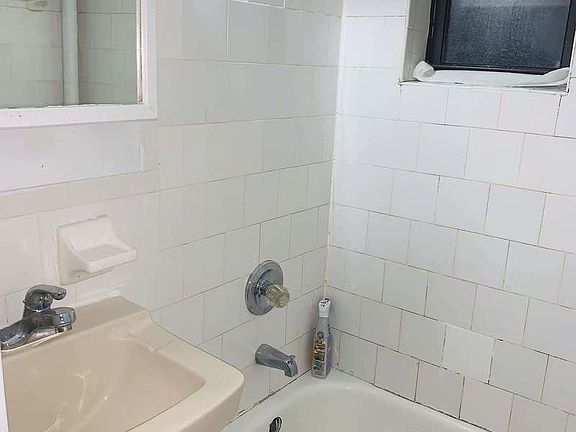 3rd image of 321 W 42nd St APT 3E