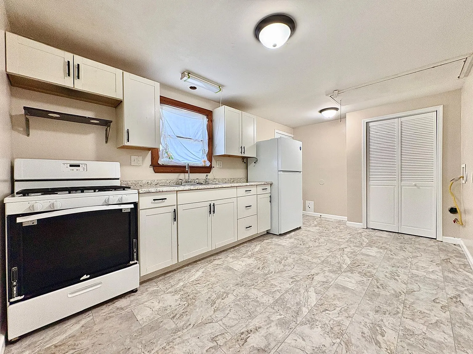 3 bed, 864 sqft, $1,350 — Photo 4