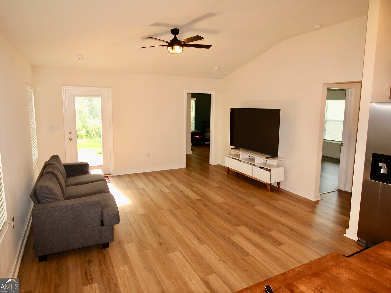 3 bed, 2.0 bath, 1222 sqft, $2,050 — Photo 3