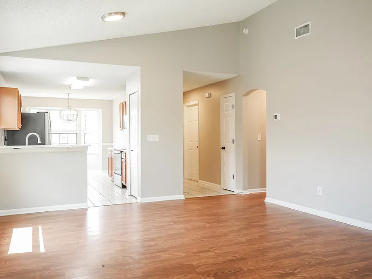 1976 Hunters Trace Cir — Photo 6