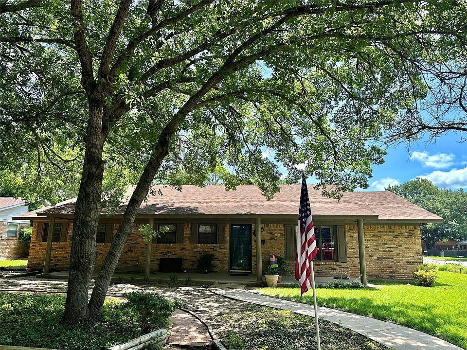 1st image of 2 Brookhollow Cir