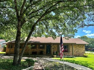 2 Brookhollow Cir, Gainesville, TX 76240