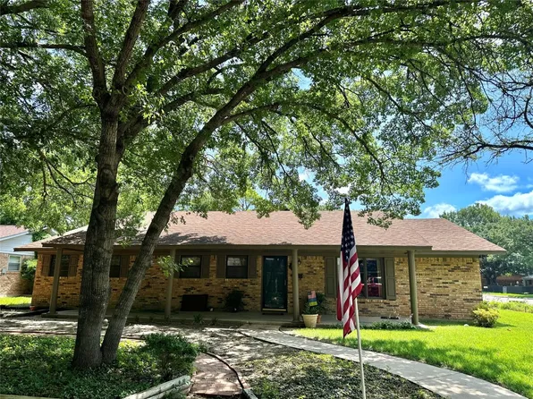 2 Brookhollow Cir, Gainesville, TX 76240