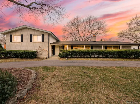 6775 Cedarbrook Dr, Bloomfield Hills, MI 48301