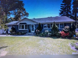 101 Peterborough Dr, Northport, NY 11768