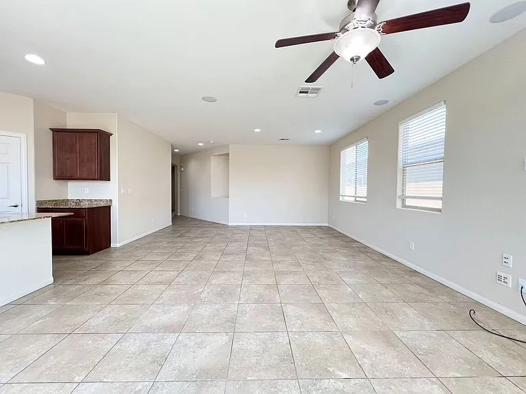 5729 Tideview St — Photo 6