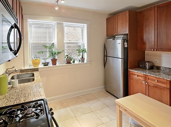 5th image of 2225 W Waveland Ave APT 1E
