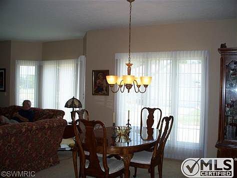 4th image of 393 Holly Field Ct