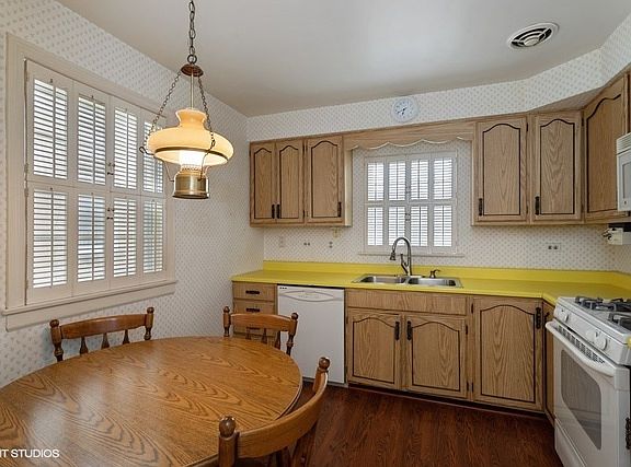 4th image of 2647 W Summerdale Ave
