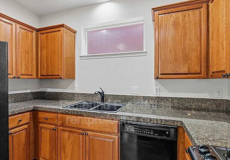 1140 SE Tamango St — Photo 10