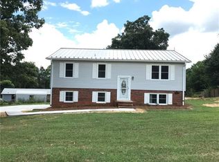 1307 Village Cir, Hickory, NC 28602