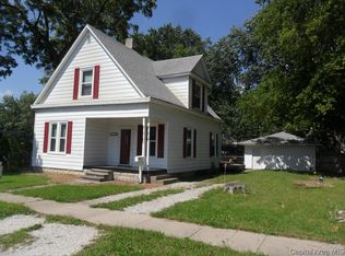 121 W Dean St, Virden, IL 62690