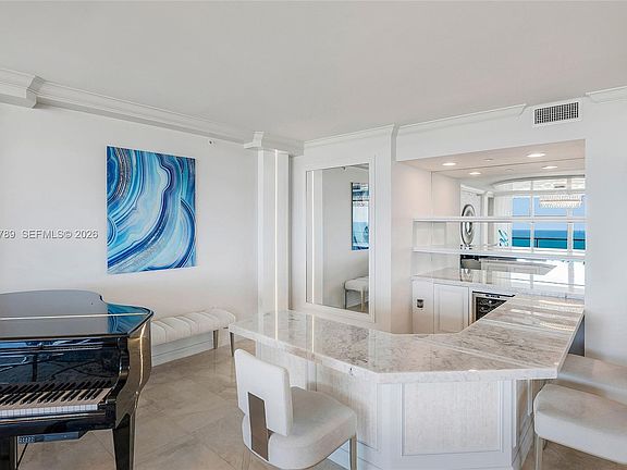 4th image of 20201 E Country Club Dr APT 1903