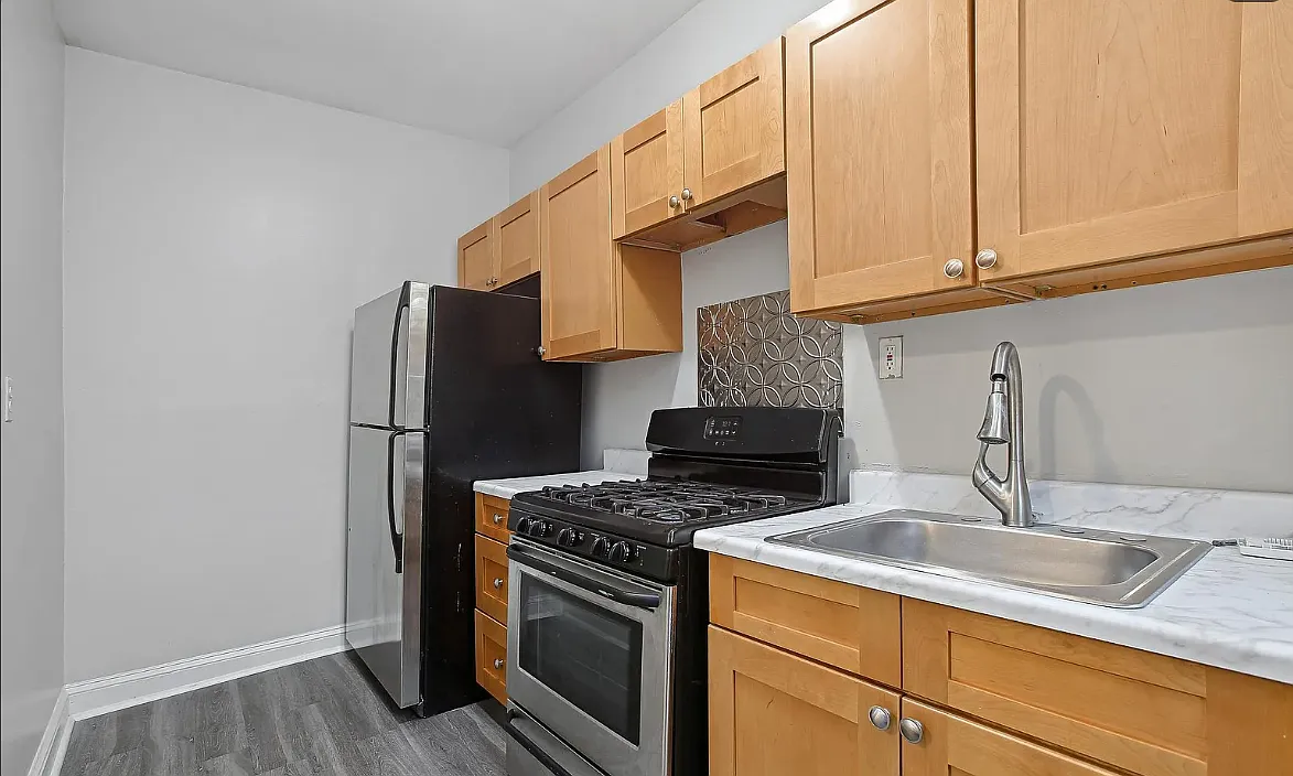 255X W Lombard St — Photo 1