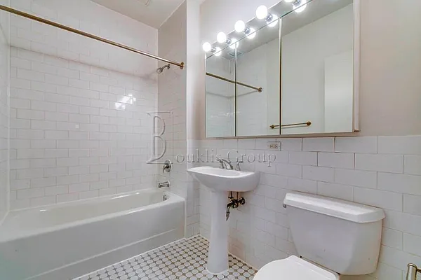 Rented by Bouklis Group | media 28