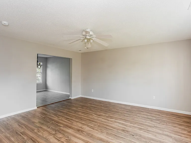 715 Almora Dr — Photo 5