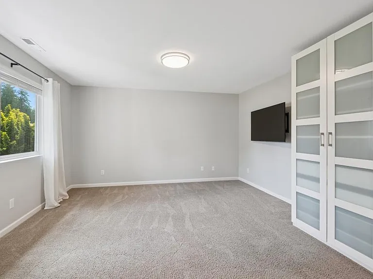 Spacious primary
