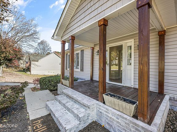 4th image of 9820 Crestline Dr