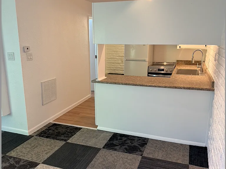 417 Harvard Dr SE #10 — Photo 4