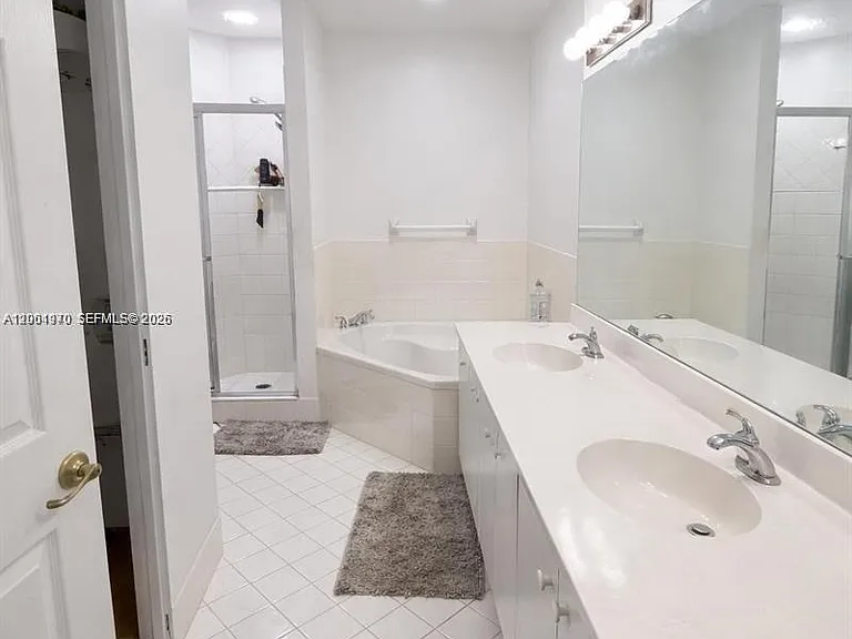 5724 NW 112th Pl #5724 — Photo 3