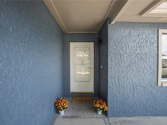 3rd image of 439 Corona Del Mar St
