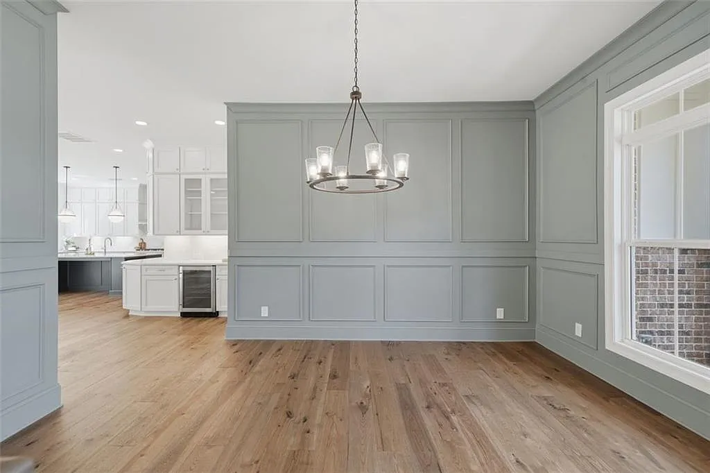 5 bed, 4.0 bath, 4282 sqft, $6,850 — Photo 3