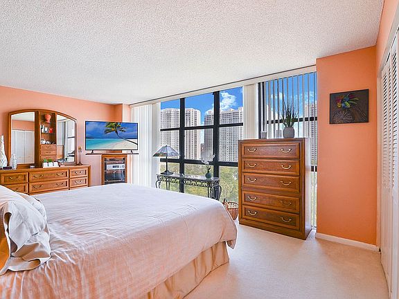 4th image of 18181 NE 31st Ct APT 1206