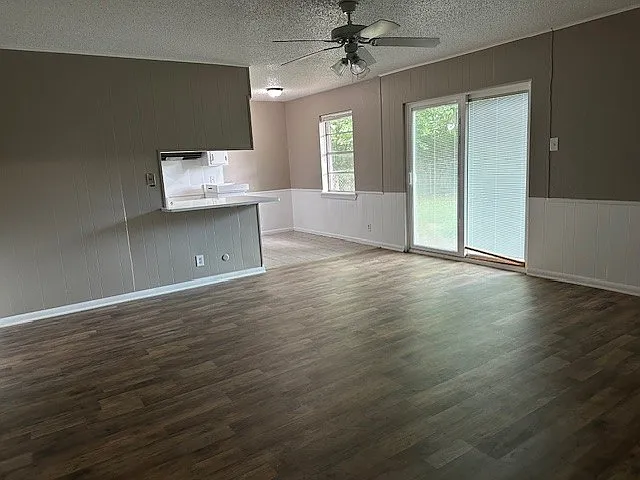 2715 Shawn Dr — Photo 2