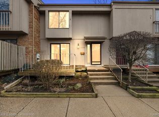 1432 Oakbrook E, Rochester, MI 48307