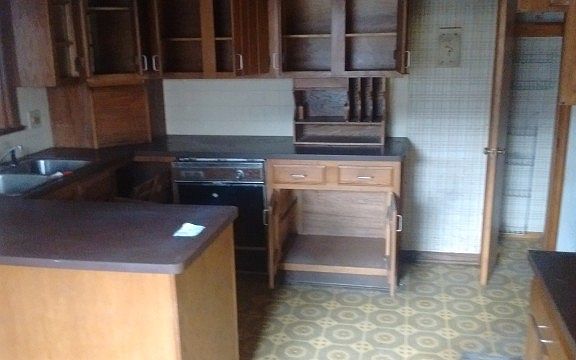 4th image of 1560 Artman Ave