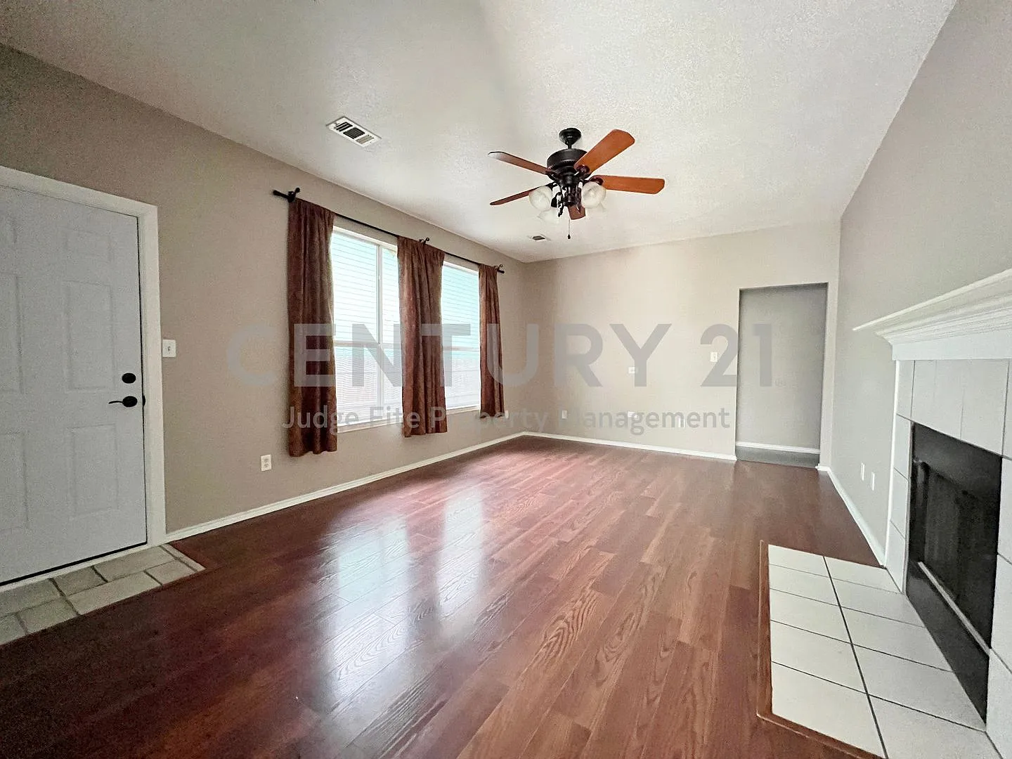 Spacious 3/2/2 in Denton Ready For Move-In! — Photo 2