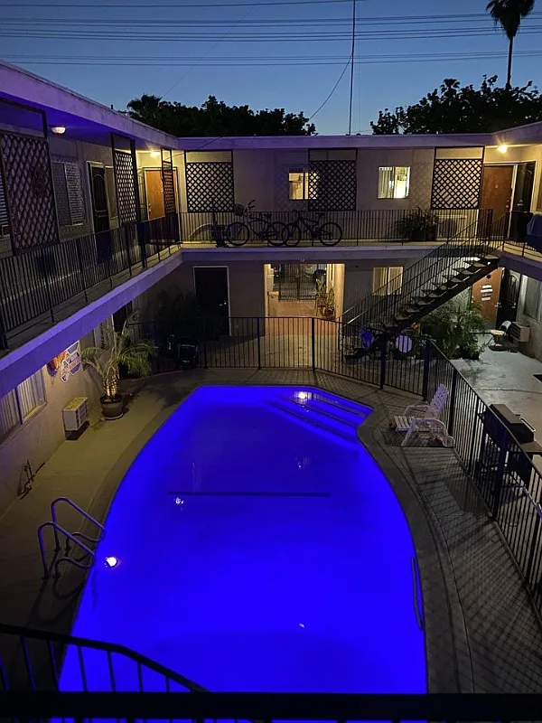 7524 Haskell Ave — Photo 1