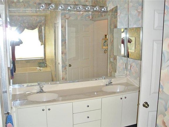 3rd image of 11634 Briarwood Cir APT 4