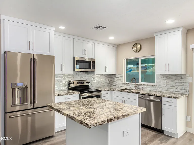 1602 W Rockwood Dr — Photo 2