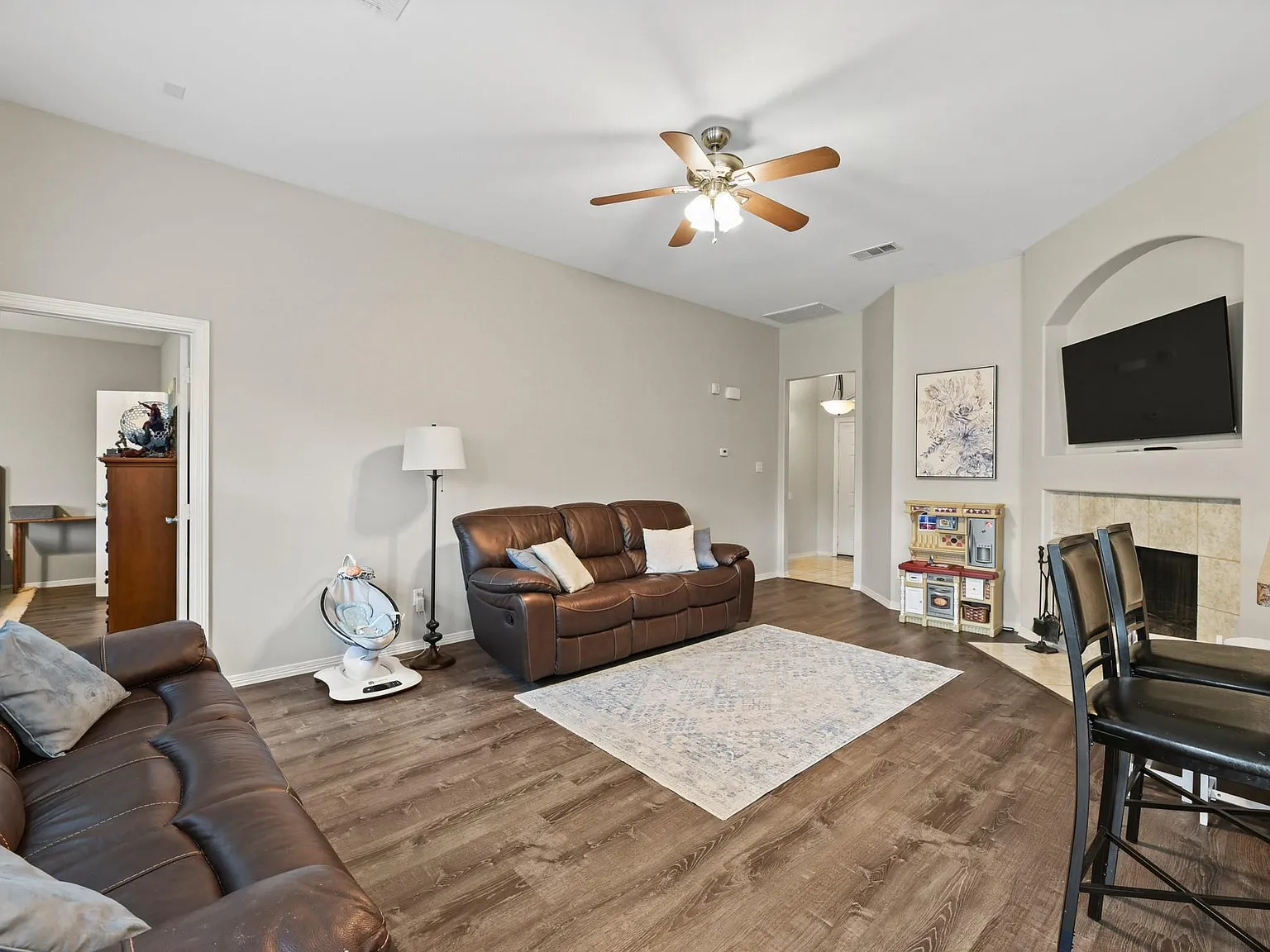 3 bed, 2.0 bath, 1379 sqft, $2,000 — Photo 4