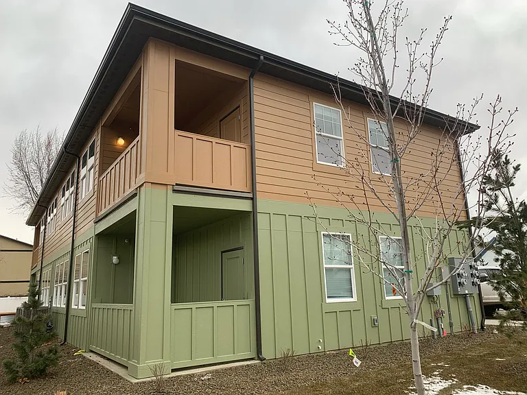 645 W Pine Ave — Photo 2
