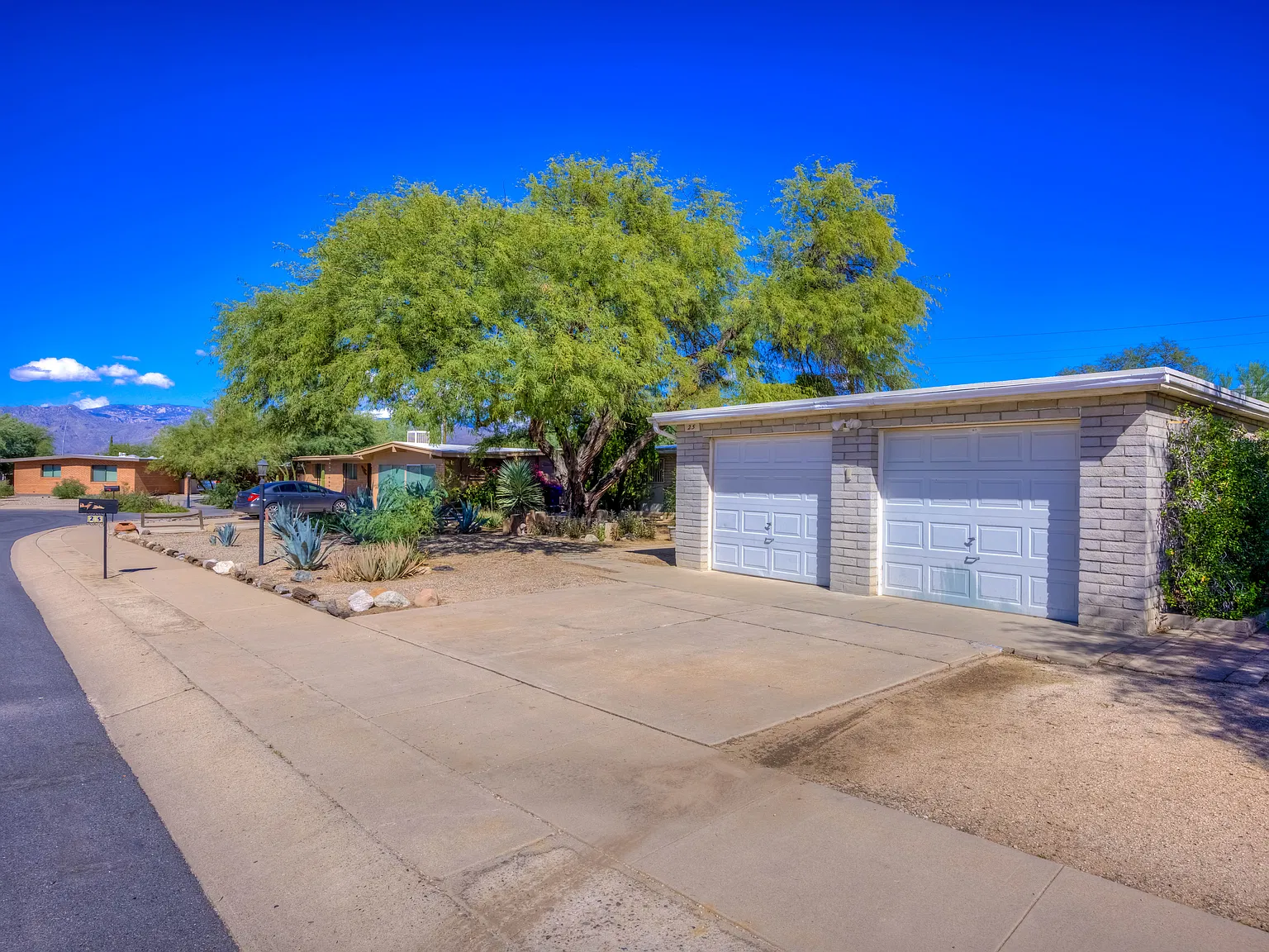 4 bed, 2156 sqft, $2,095 — Photo 2