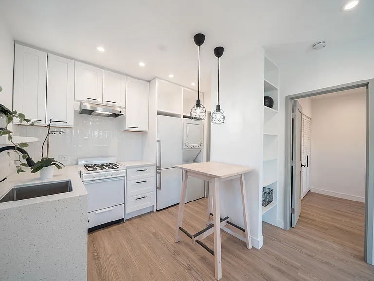 2540 1/2 Commonwealth Ave — Photo 1