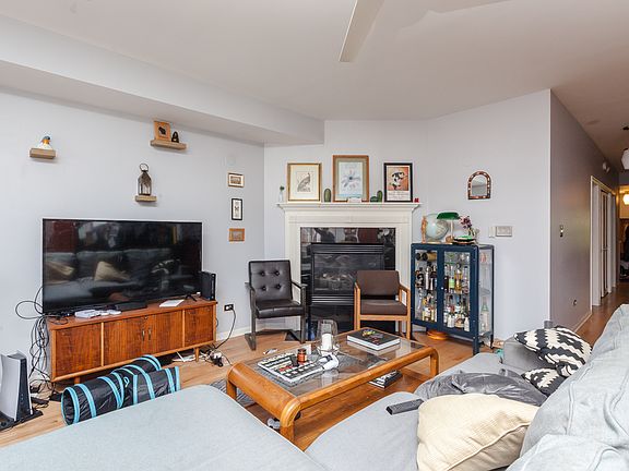3rd image of 1357 N Artesian Ave APT 2