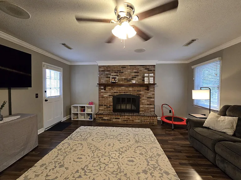 637 Sierra St — Photo 18
