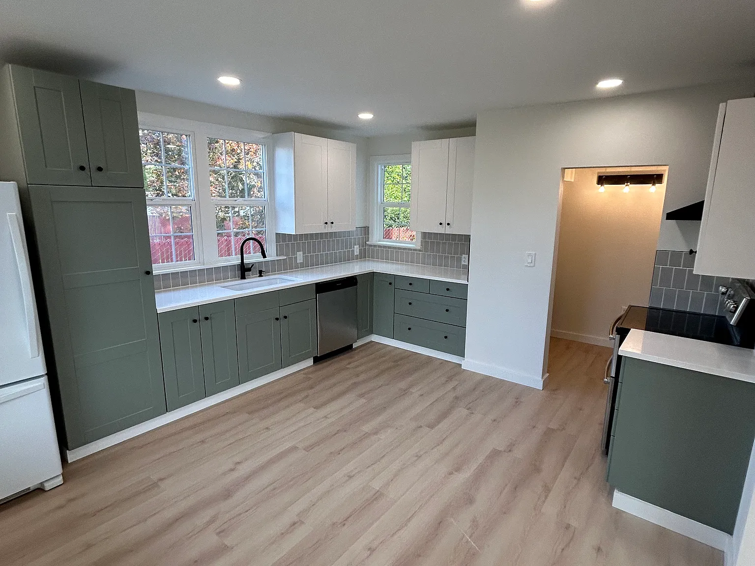 2050 Roosevelt Ave — Photo 4