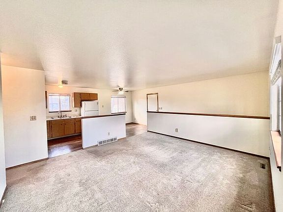 2nd image of 914 Canyon Ct