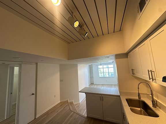 2nd image of 2331 W Horatio St Unit 620