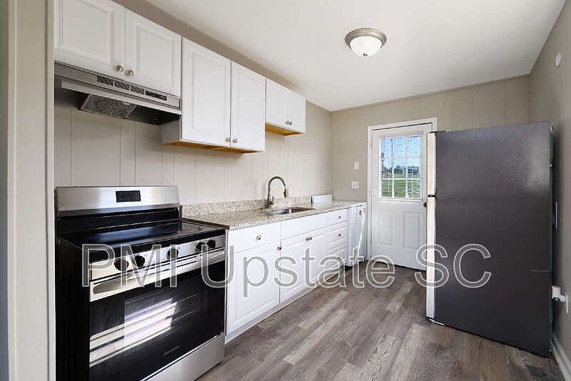 1st image of 700 Brook St APT 4