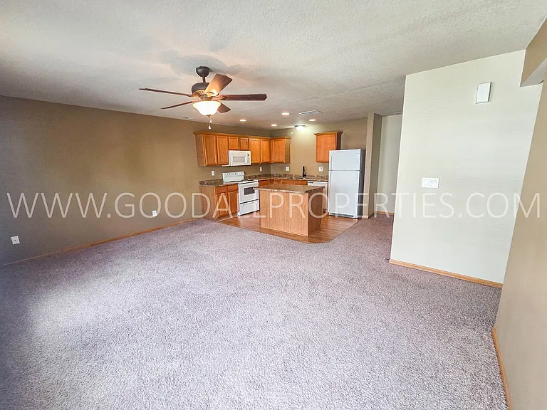 1116 Redstone Ln — Photo 4