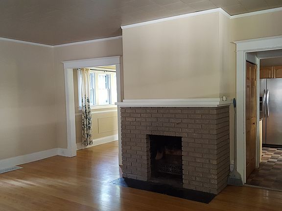 Living room (fireplace not usable)