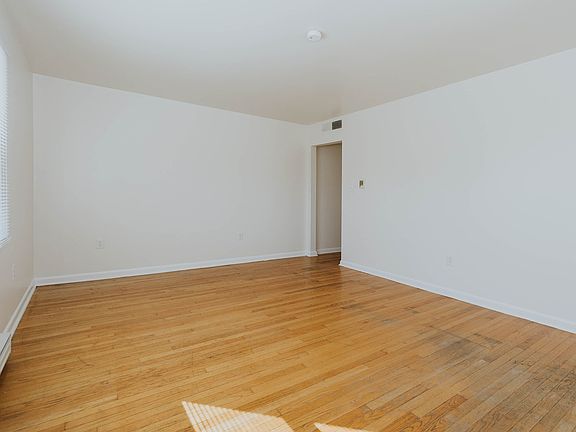 5th image of 1013 S Raleigh St